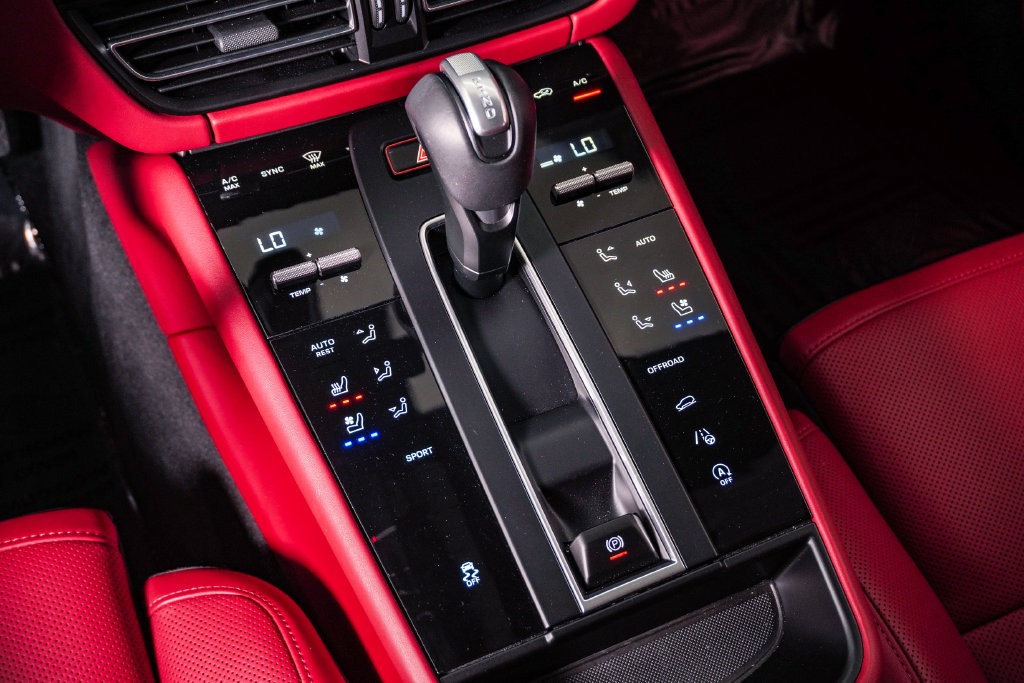 Certified 2026 Porsche Macan AWD/4WD image 24