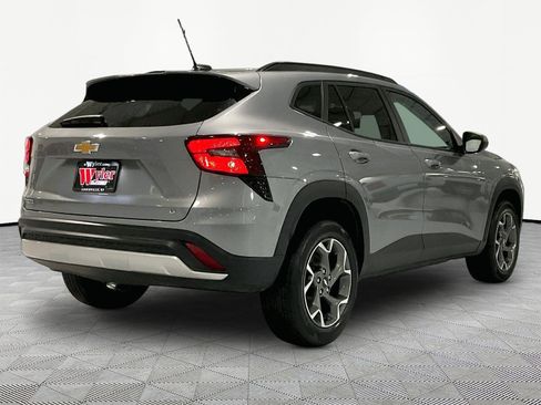 Used 2025 Chevrolet Trax LT FWD image 6