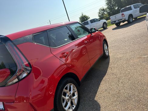 Used 2023 Kia Soul LX w/ LX Technology Package FWD image 4