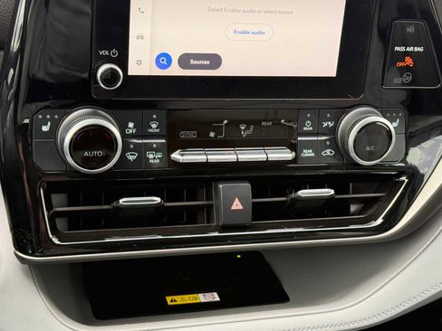 Used 2023 Toyota Highlander XLE image 26