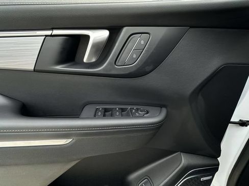 Certified 2025 Buick Enclave Preferred FWD image 21