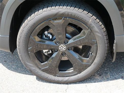 New 2025 Volkswagen Taos SEL image 5