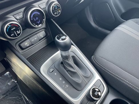 Used 2025 Hyundai Venue SEL image 41