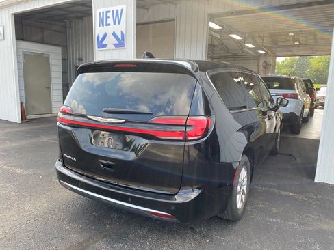 Used 2024 Chrysler Pacifica Touring-L FWD image 4