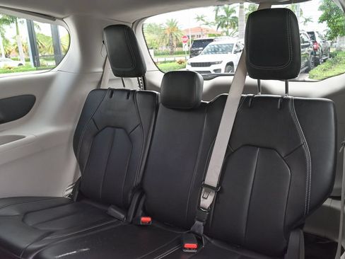 Used 2024 Chrysler Pacifica Touring-L FWD image 12
