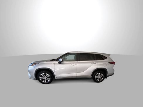 Used 2024 Toyota Highlander XLE AWD/4WD image 5