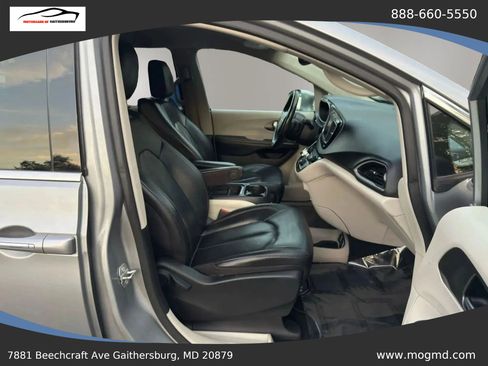 Used 2017 Chrysler Pacifica Touring-L FWD image 23