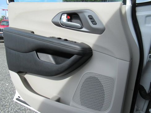 Certified 2023 Chrysler Pacifica Touring-L FWD image 19