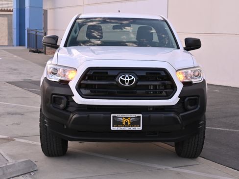 Used 2017 Toyota Tacoma SR AWD/4WD image 10