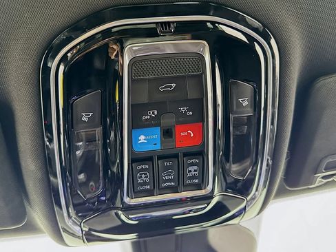 Used 2023 Jeep Grand Cherokee Overland w/ Advanced Protech Group III AWD/4WD image 18