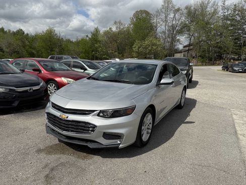 Used 2018 Chevrolet Malibu LT image 2
