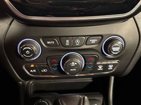 Used 2019 Jeep Cherokee Limited AWD/4WD image 23