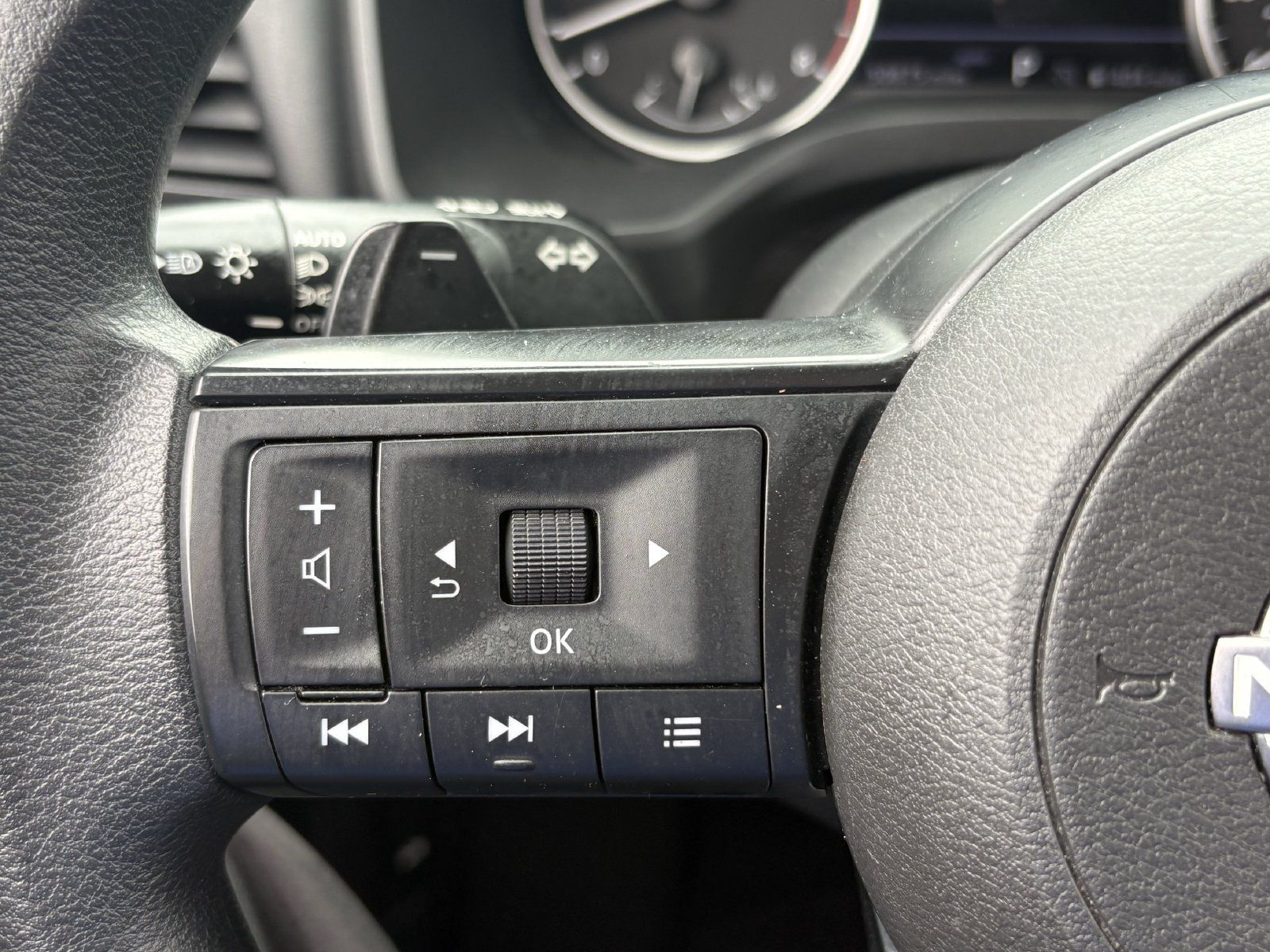 Used 2024 Nissan Rogue SV AWD/4WD image 34
