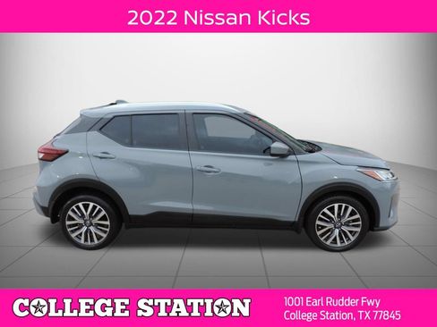 Used 2022 Nissan Kicks SV FWD image 2