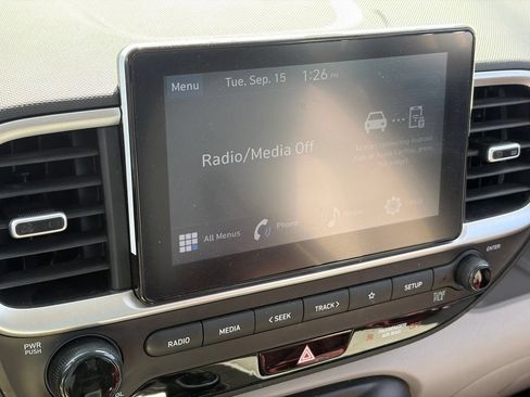 Used 2025 Hyundai Venue SEL FWD image 11