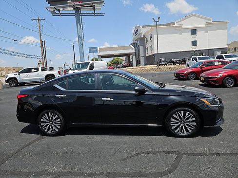 Used 2024 Nissan Altima 2.5 SV FWD image 6