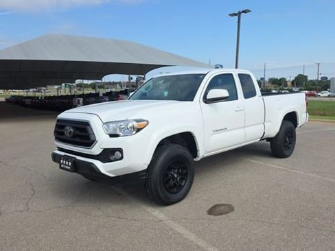 Used 2022 Toyota Tacoma SR5 AWD/4WD image 2