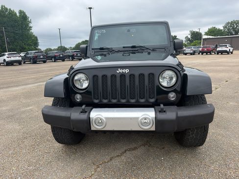 Used 2015 Jeep Wrangler Unlimited Sahara w/ Connectivity Group AWD/4WD image 2