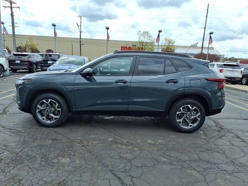 Used 2025 Chevrolet Trax LT FWD image 4