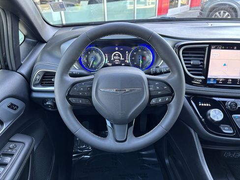 Used 2025 Chrysler Pacifica Limited image 14