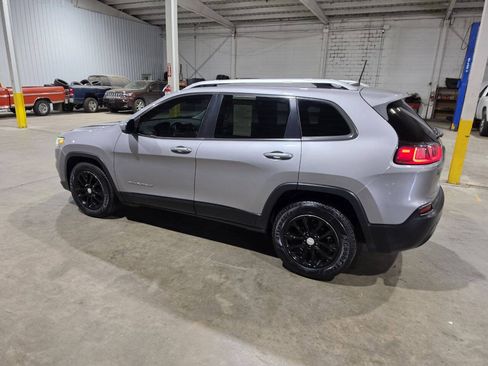 Used 2019 Jeep Cherokee Latitude w/ Popular Appearance Group FWD image 7