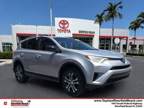Used 2018 Toyota RAV4 LE FWD image 1