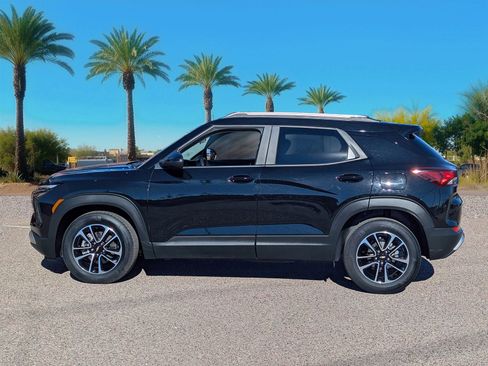 Used 2024 Chevrolet TrailBlazer LT w/ LT Cold Weather Package image 2