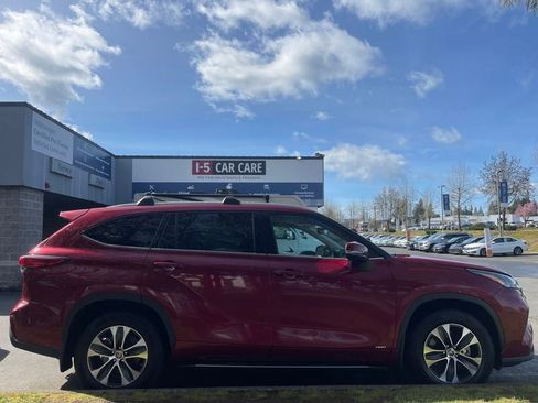 Used 2022 Toyota Highlander XLE image 2