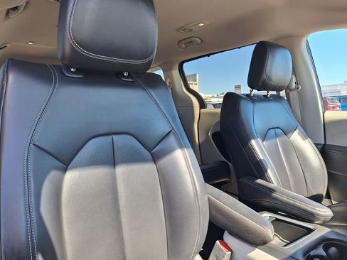 Used 2023 Chrysler Pacifica Touring-L image 26