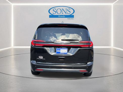 Used 2024 Chrysler Pacifica Touring-L FWD image 25