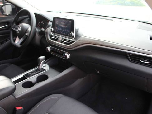 Used 2025 Nissan Altima 2.5 SV FWD image 15