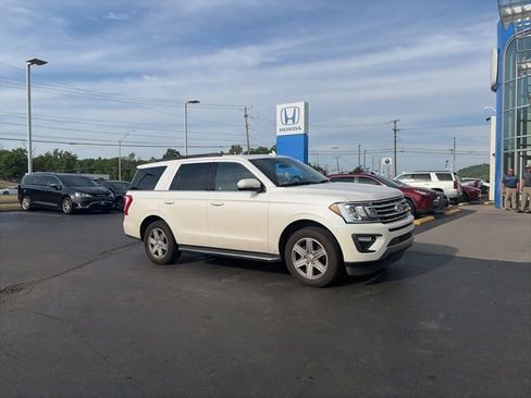 Used 2018 Ford Expedition XLT w/ Equipment Group 202A AWD/4WD image 4