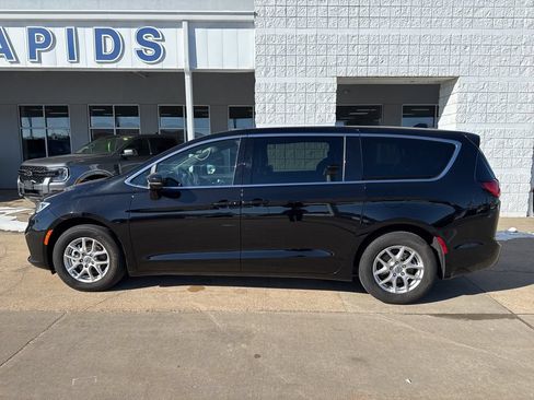 Used 2025 Chrysler Pacifica Select FWD image 4