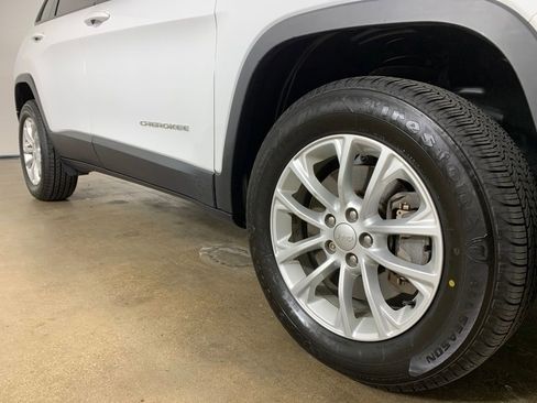 Used 2020 Jeep Cherokee Latitude w/ Cold Weather Group AWD/4WD image 6