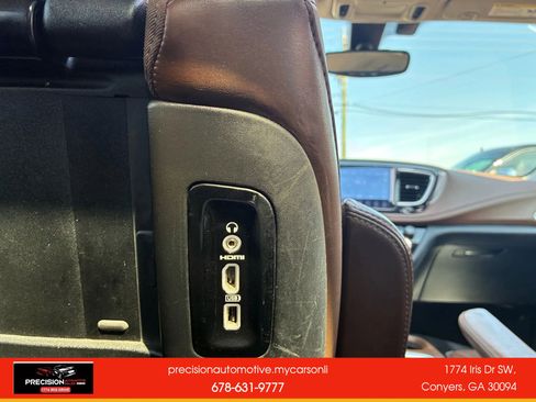 Used 2017 Chrysler Pacifica Limited image 25