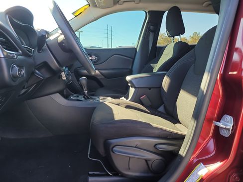 Used 2019 Jeep Cherokee Latitude w/ Popular Appearance Group image 16