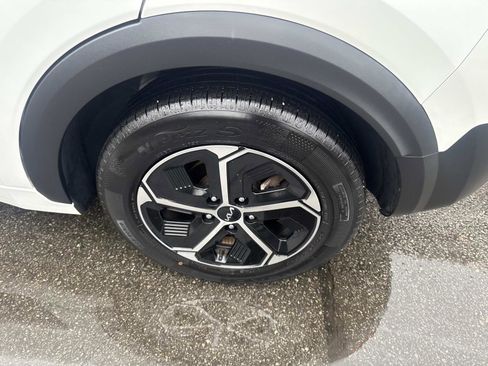 Used 2023 Kia Niro EX image 12