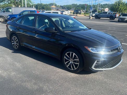 Used 2025 Volkswagen Jetta SE FWD image 2