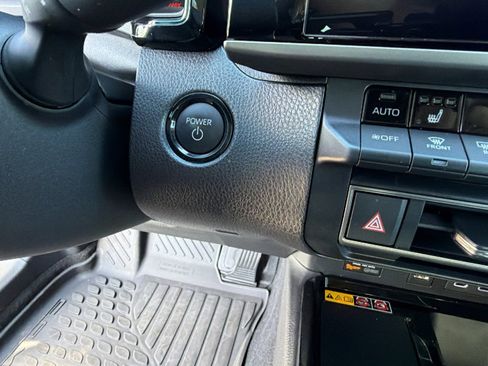 Used 2025 Toyota Camry XLE image 17