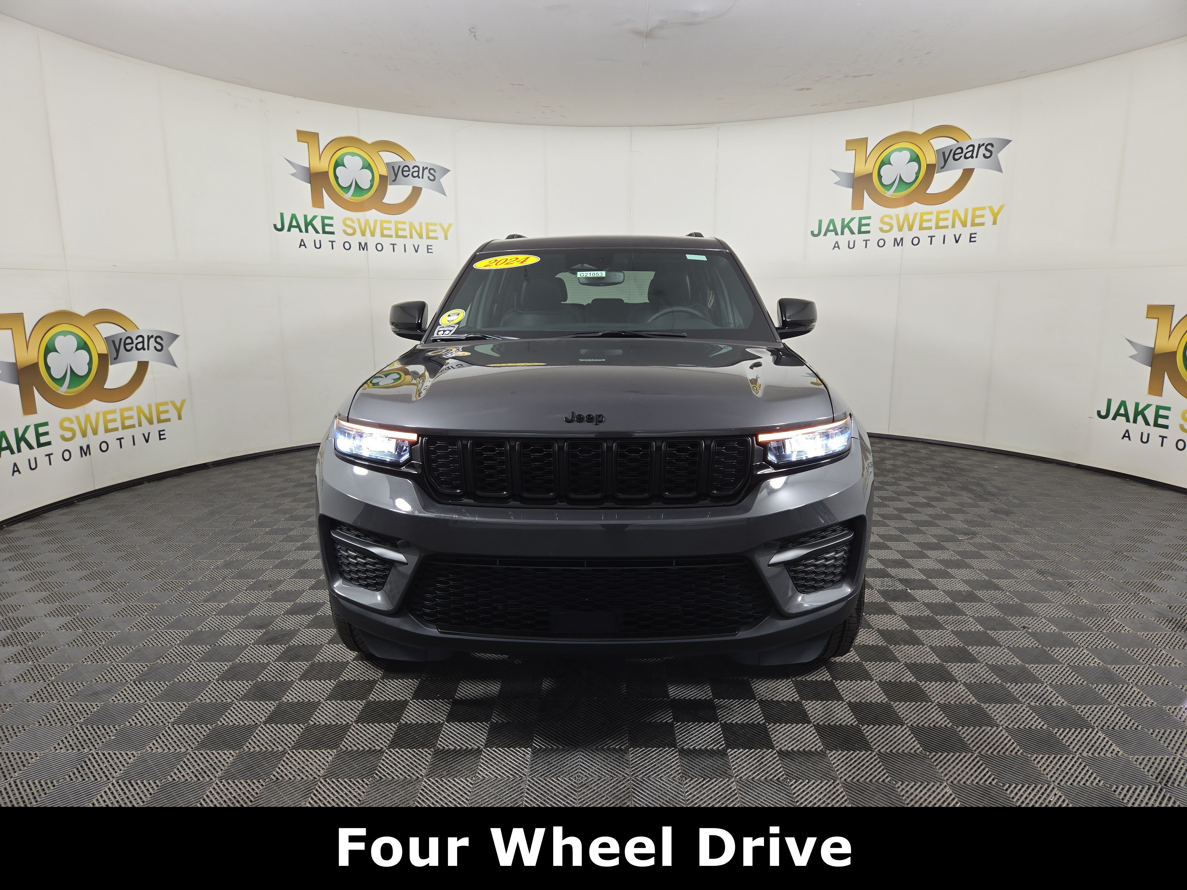 Used 2024 Jeep Grand Cherokee Altitude AWD/4WD image 2