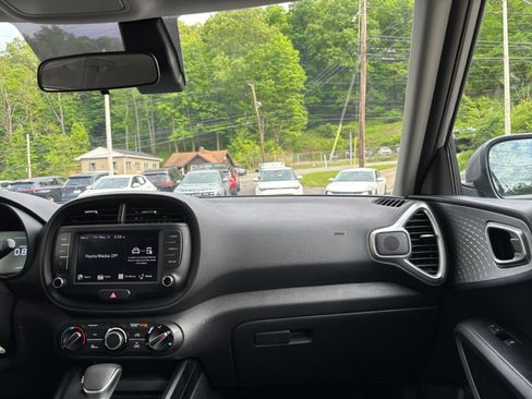 Used 2025 Kia Soul LX w/ LX Technology Package FWD image 33