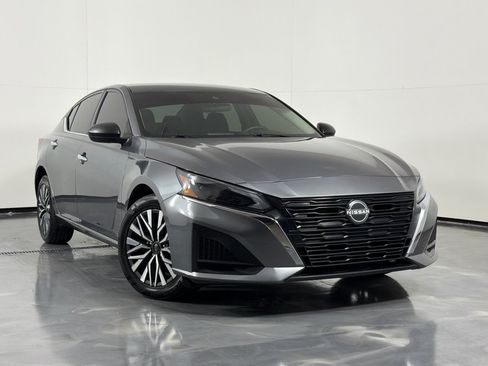 Used 2024 Nissan Altima 2.5 SV AWD/4WD image 2