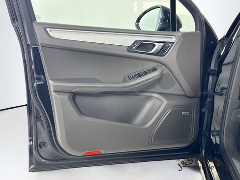 Used 2021 Porsche Macan Turbo image 22