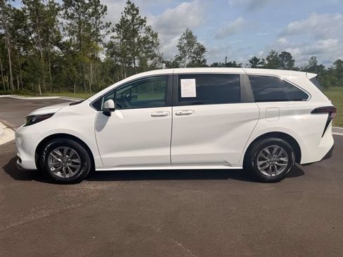 Used 2025 Toyota Sienna LE FWD image 9