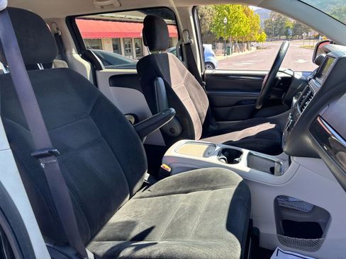 Used 2016 Dodge Grand Caravan SXT image 11