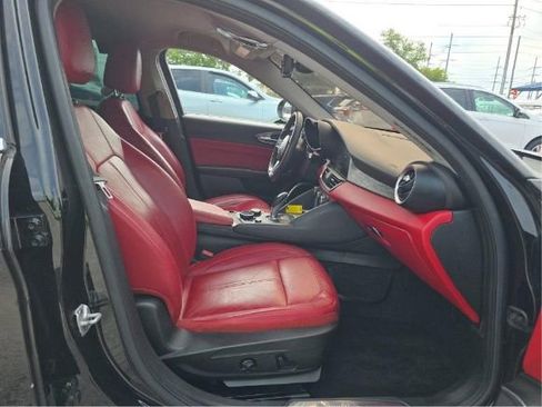 Used 2018 Alfa Romeo Giulia RWD image 4