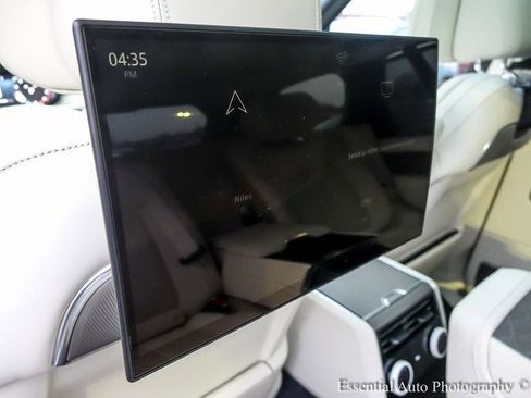 Used 2025 Land Rover Range Rover SV image 19