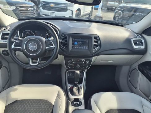 Used 2018 Jeep Compass Latitude w/ Popular Equipment Group FWD image 3