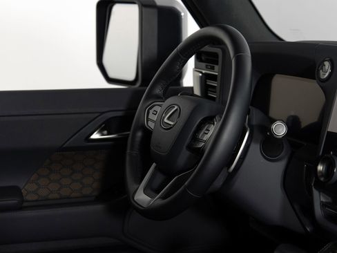 Used 2024 Lexus GX 550 w/ Accessory Package (2T) image 27