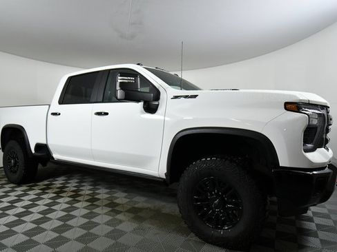 Used 2025 Chevrolet Silverado 2500 ZR2 w/ Technology Package image 9